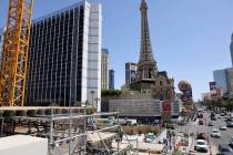 Peatones caminan entre Horseshoe Las Vegas y el Paris Las Vegas en el Strip el viernes 28 de ab ...