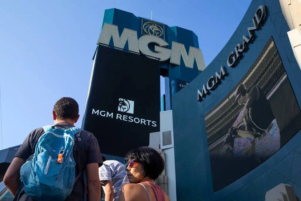 Visitantes del Strip de Las Vegas pasan por delante del MGM Grand el miércoles 4 de agosto de ...