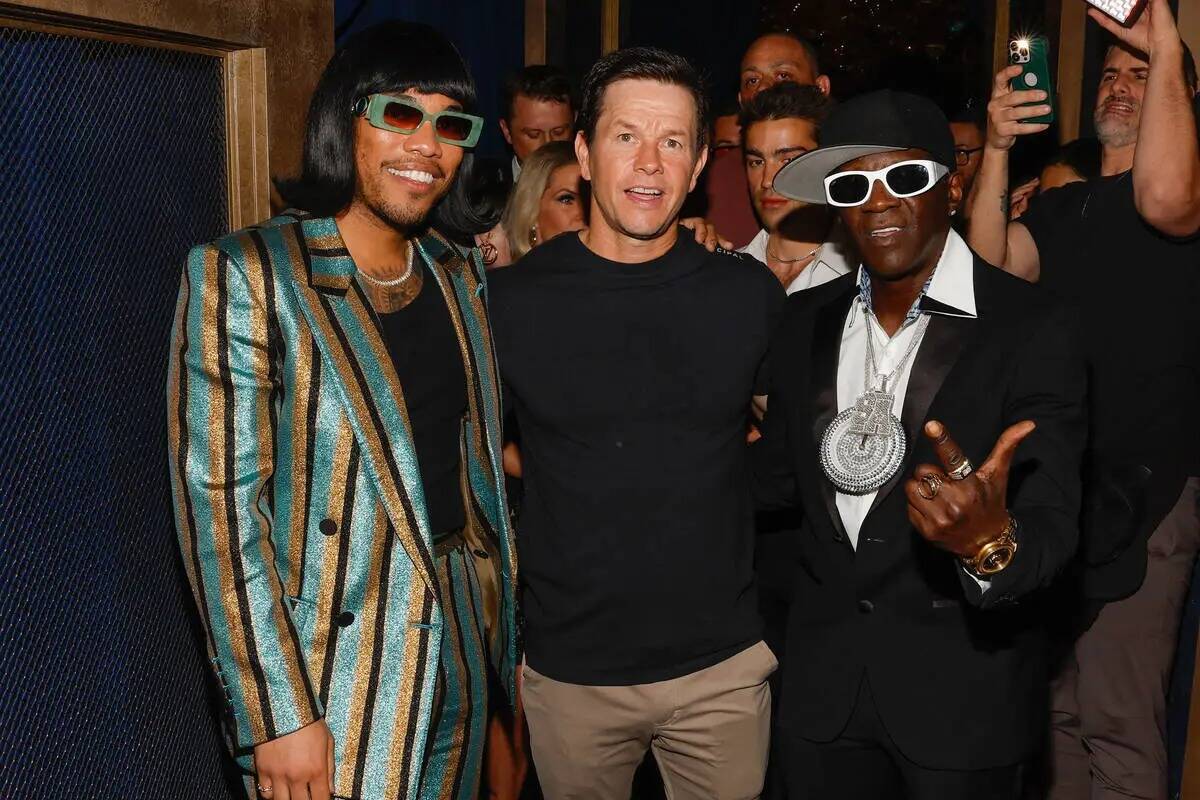 El actor Mark Wahlberg, en el centro, con Anderson .Paak (izquierda) y Flavor Flav asisten a la ...