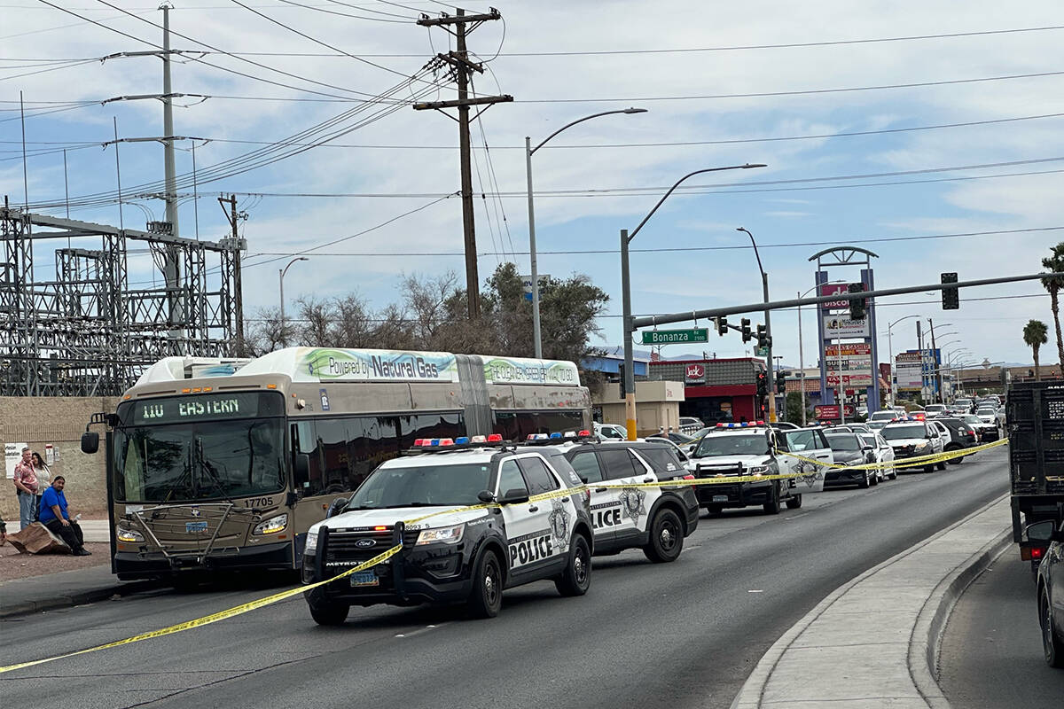 Patrullas de policía de Las Vegas rodean autobús del RTC tras reportes de tiroteo cerca de Ea ...