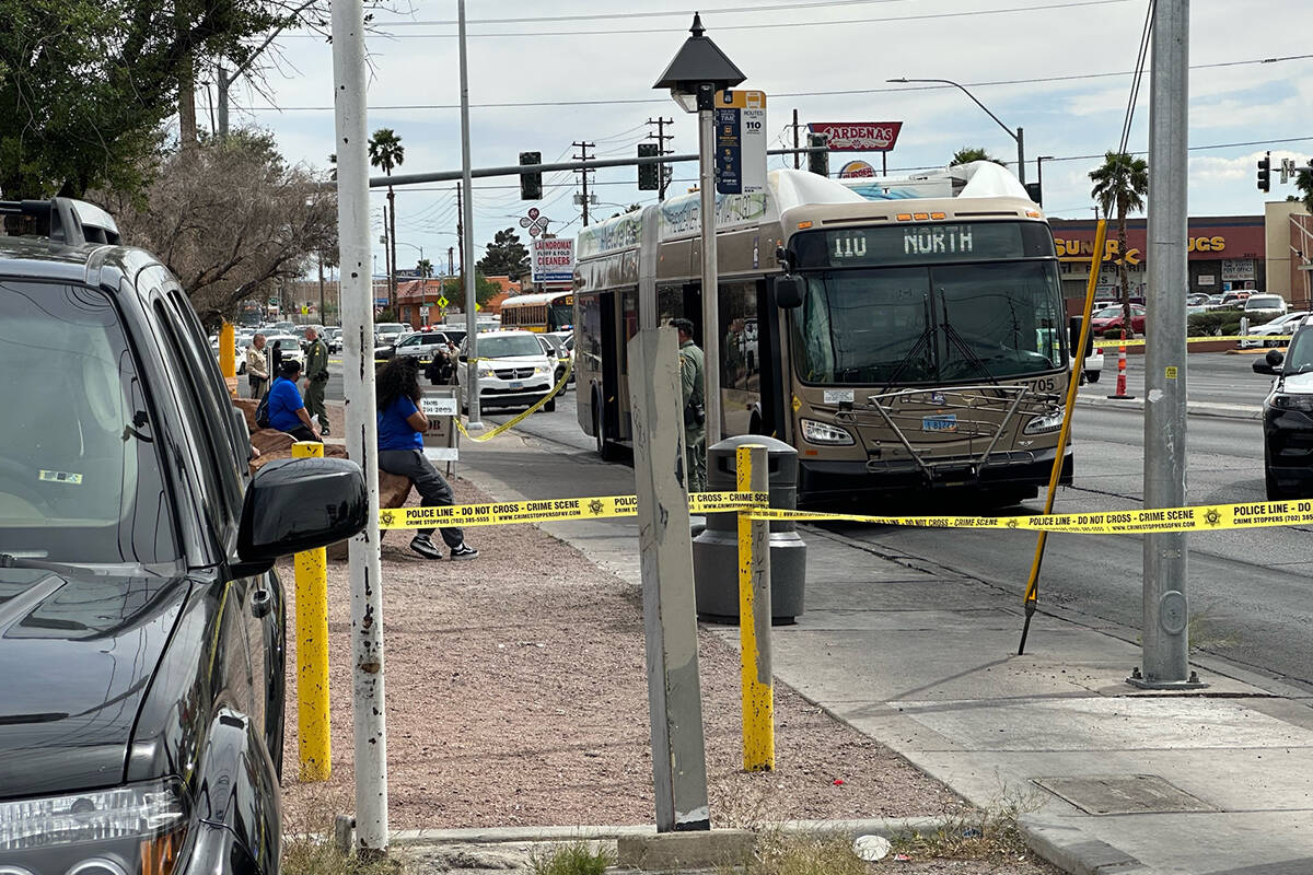 Policía de Las Vegas investigan junto a autobús del RTC tras reportes de tiroteo cerca de Eas ...