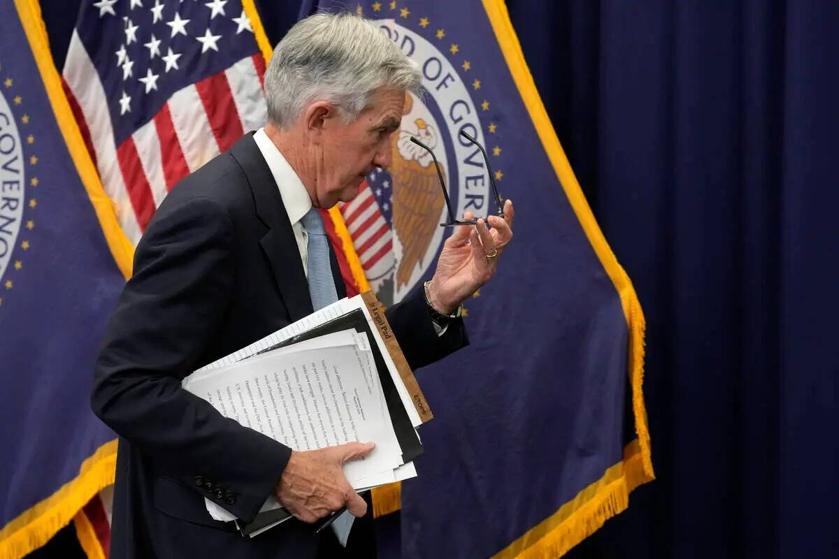 Archivo - El presidente de la Reserva Federal, Jerome Powell, se retira del podio después de h ...