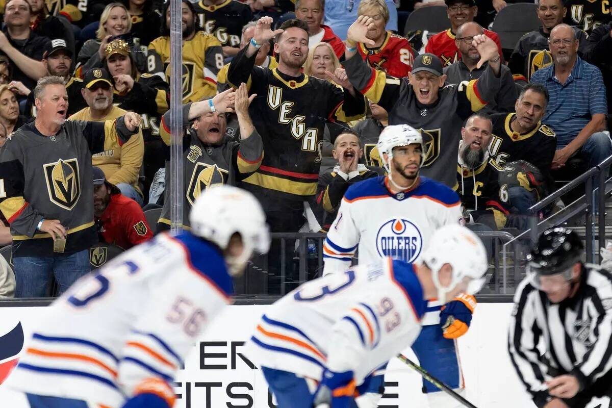 Los fans de los Golden Knights interrumpen a los Edmonton Oilers durante el segundo periodo del ...