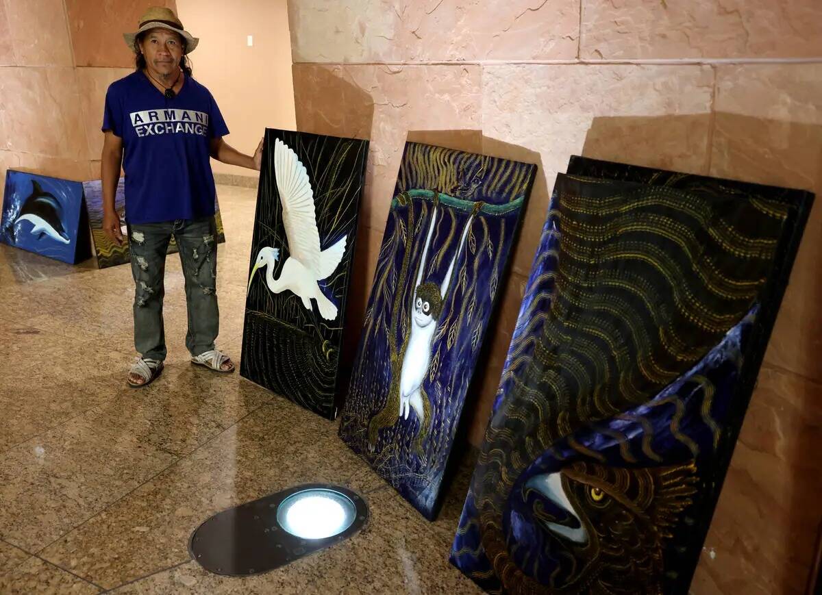 El artista mexicano visitante Olegario Hernández Mendoza se encuentra con algunas de sus obras ...