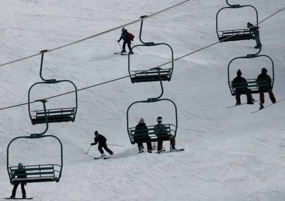 Esquiadores y snowboarders suben a los telesquíes de Lee Canyon el 26 de diciembre de 2022. (C ...