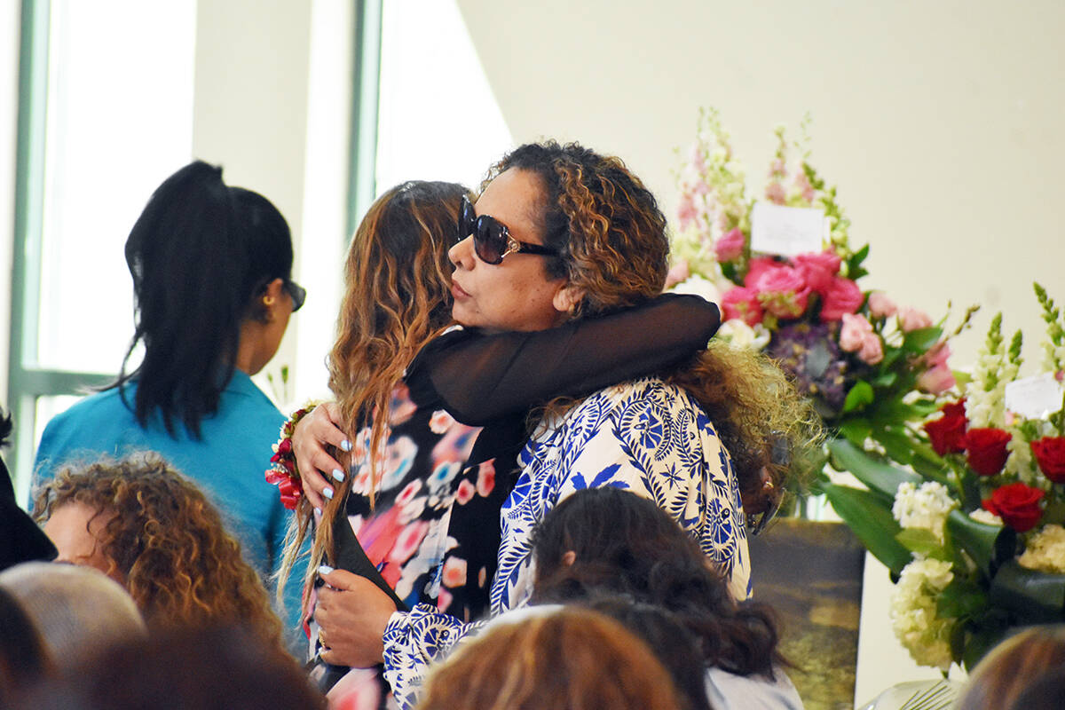Regina Lacerda, madre de la fallecida recibe consuelo durante el funeral de su hija, Tabatha To ...