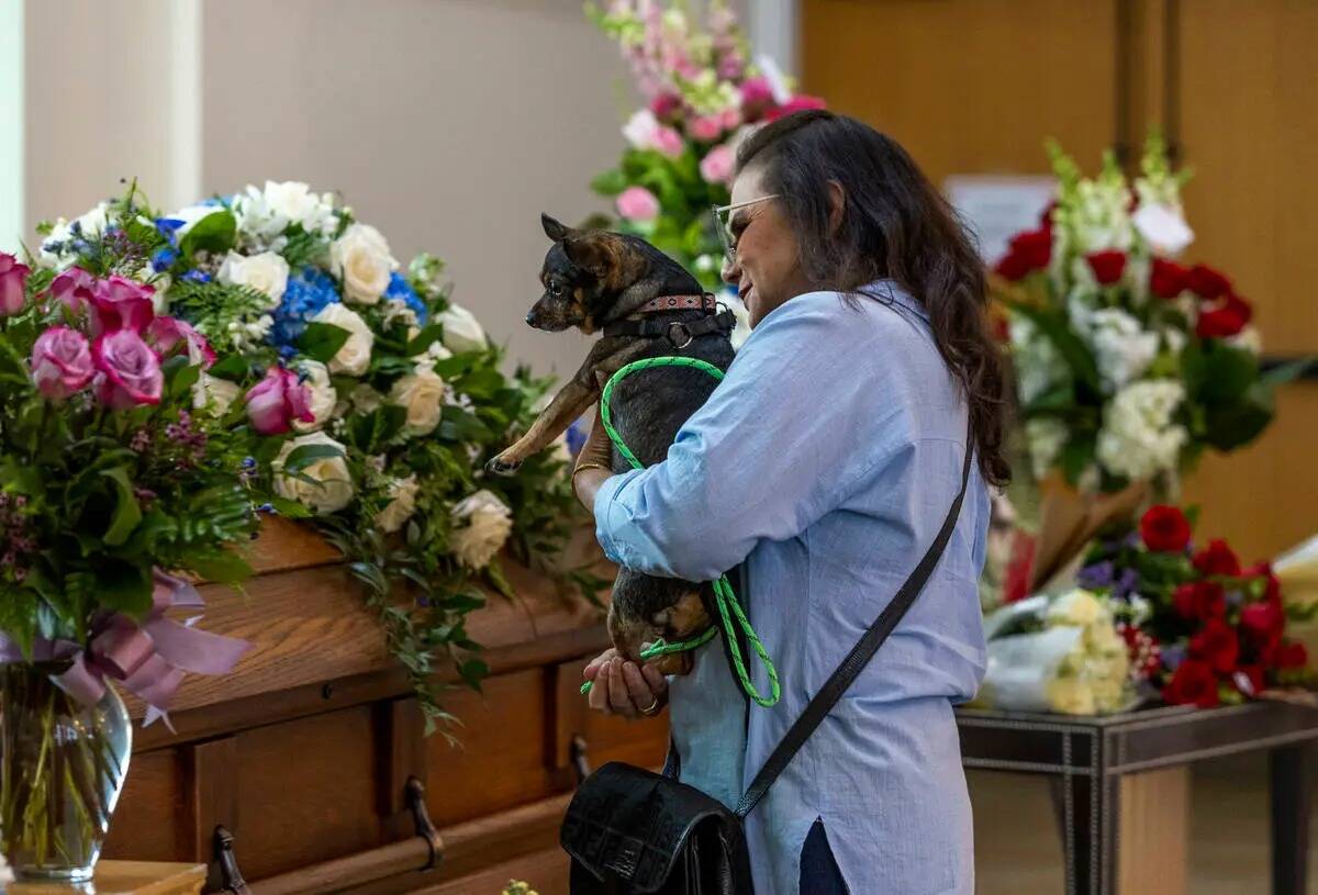 Lulu, la perra de Tabatha Tozzi, observa su ataúd durante el servicio funerario en la funerari ...