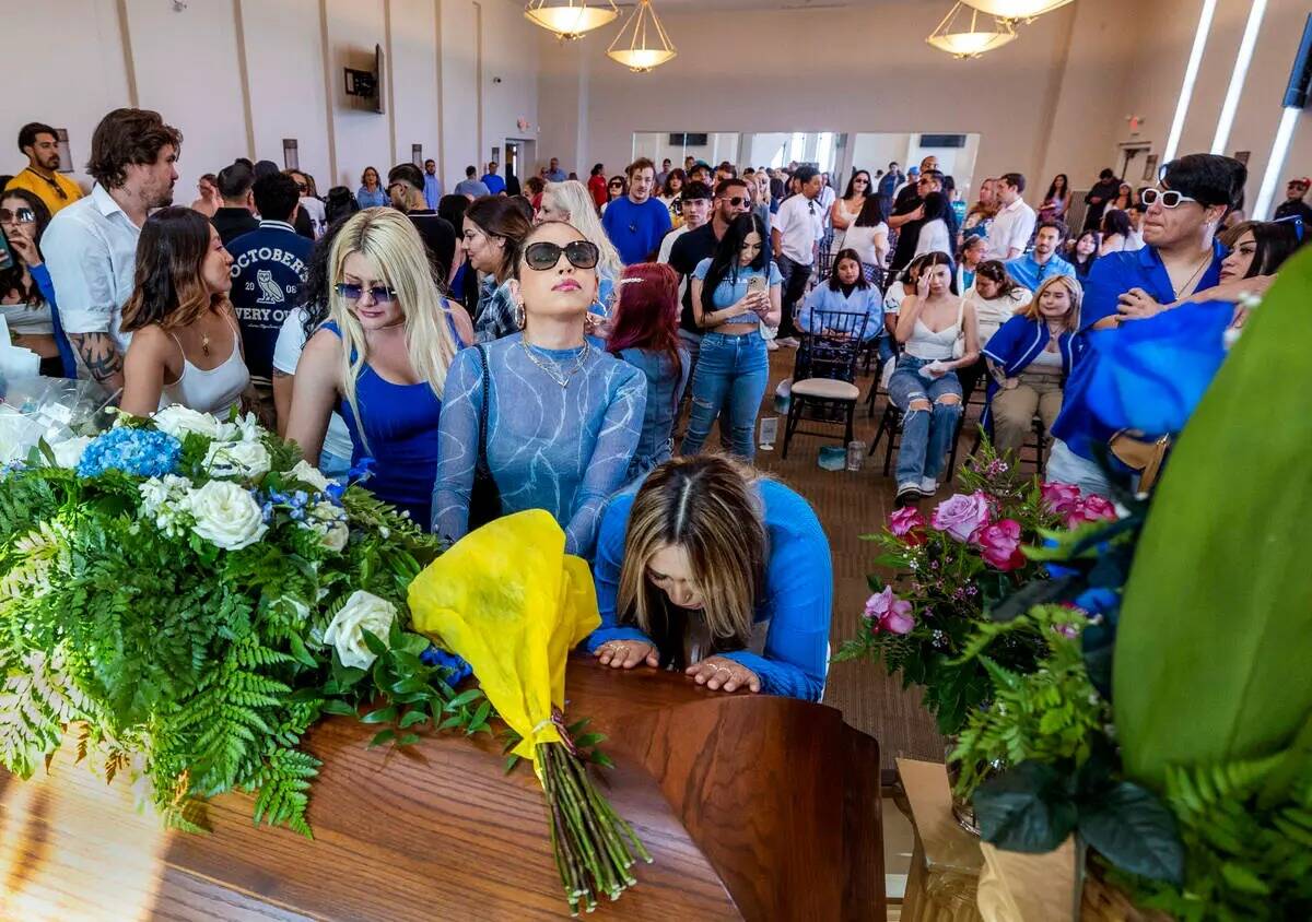 Amigos y familiares se consuelan y se despiden durante el funeral de Tabatha Tozzi en la funera ...