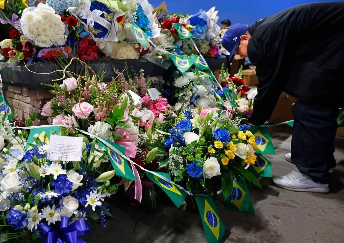 El amigo de Tabatha Tozzi, Levi Martinez, de Las Vegas, coloca flores durante una vigilia por T ...