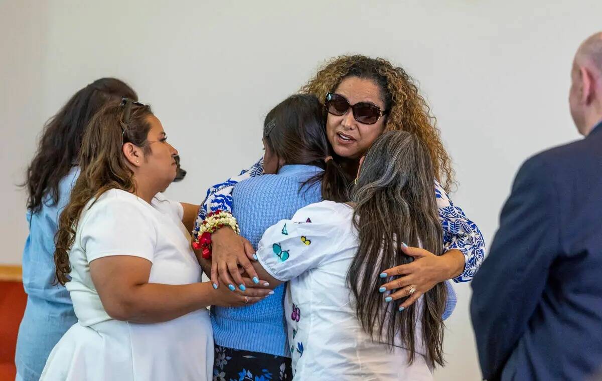 La madre Regina Lacerda, en el centro, recibe consuelo durante el funeral de su hija Tabatha To ...