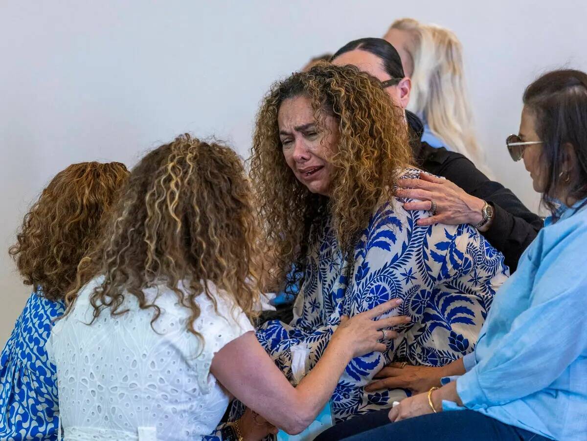 La madre Regina Lacerda, en el centro, recibe consuelo durante el funeral de su hija Tabatha To ...
