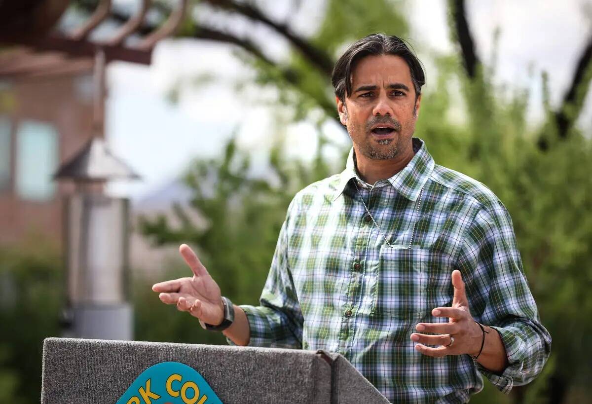 Vivek Raman, supervisor de salud ambiental para el Distrito de Salud del Sur de Nevada, se diri ...