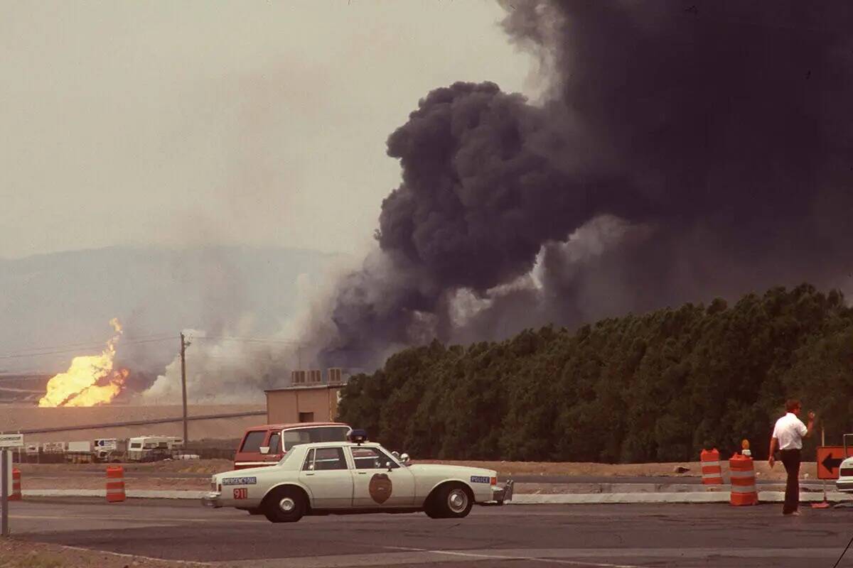 El 4 de mayo de 1988, tras un incendio y una explosión, sale humo negro de la planta de PEPCON ...
