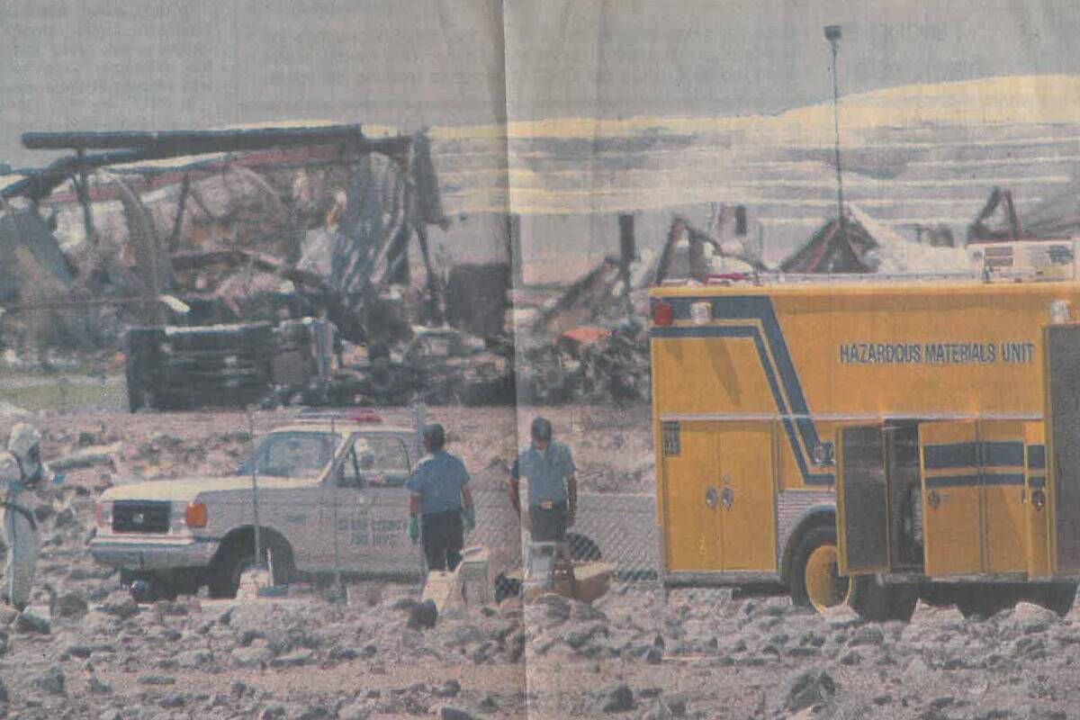 Los bomberos del Condado Clark limpian los materiales peligrosos esparcidos durante las explosi ...