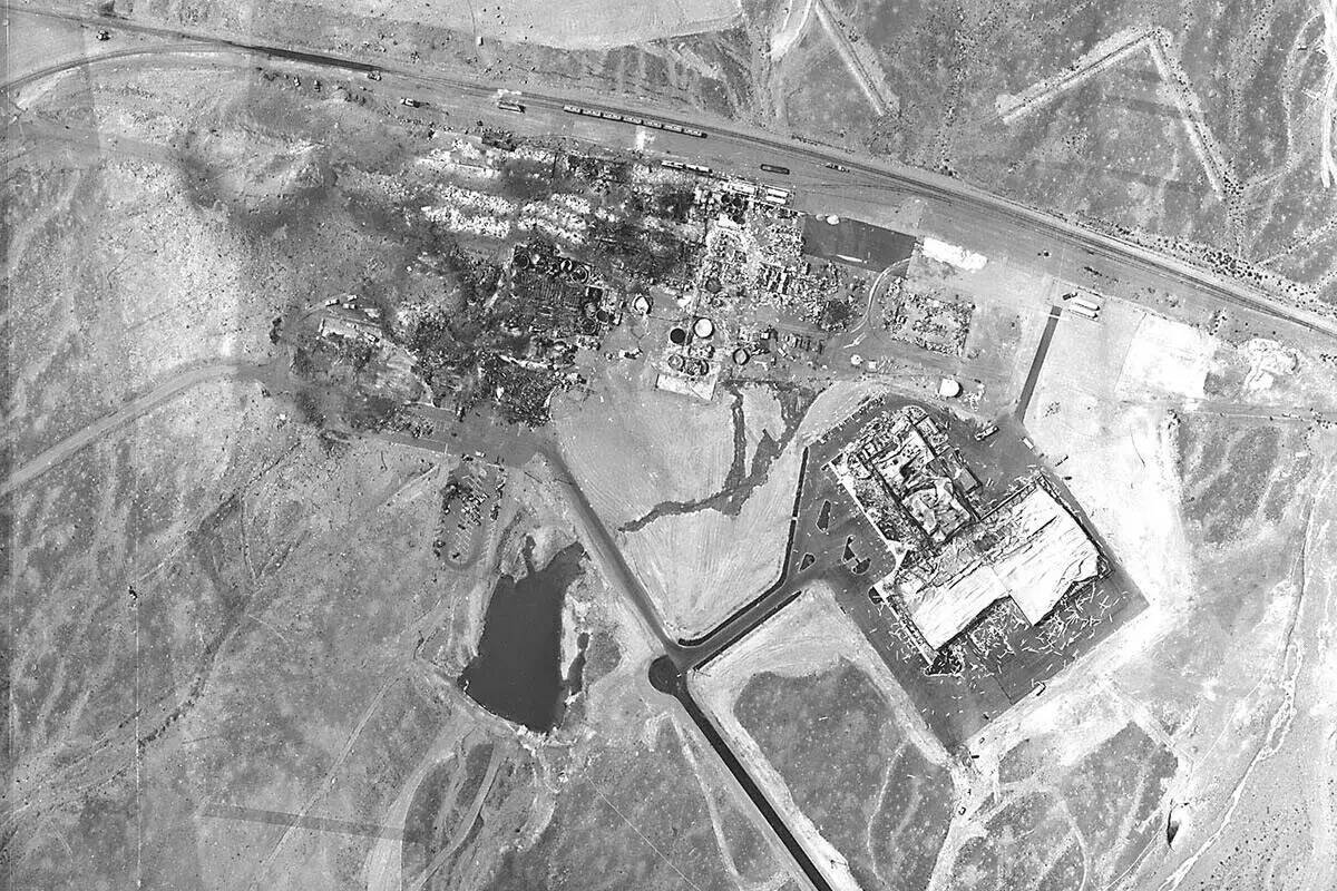 Foto aérea del sitio de PEPCON después de las explosiones del 4 de mayo de 1988. (Las Vegas R ...
