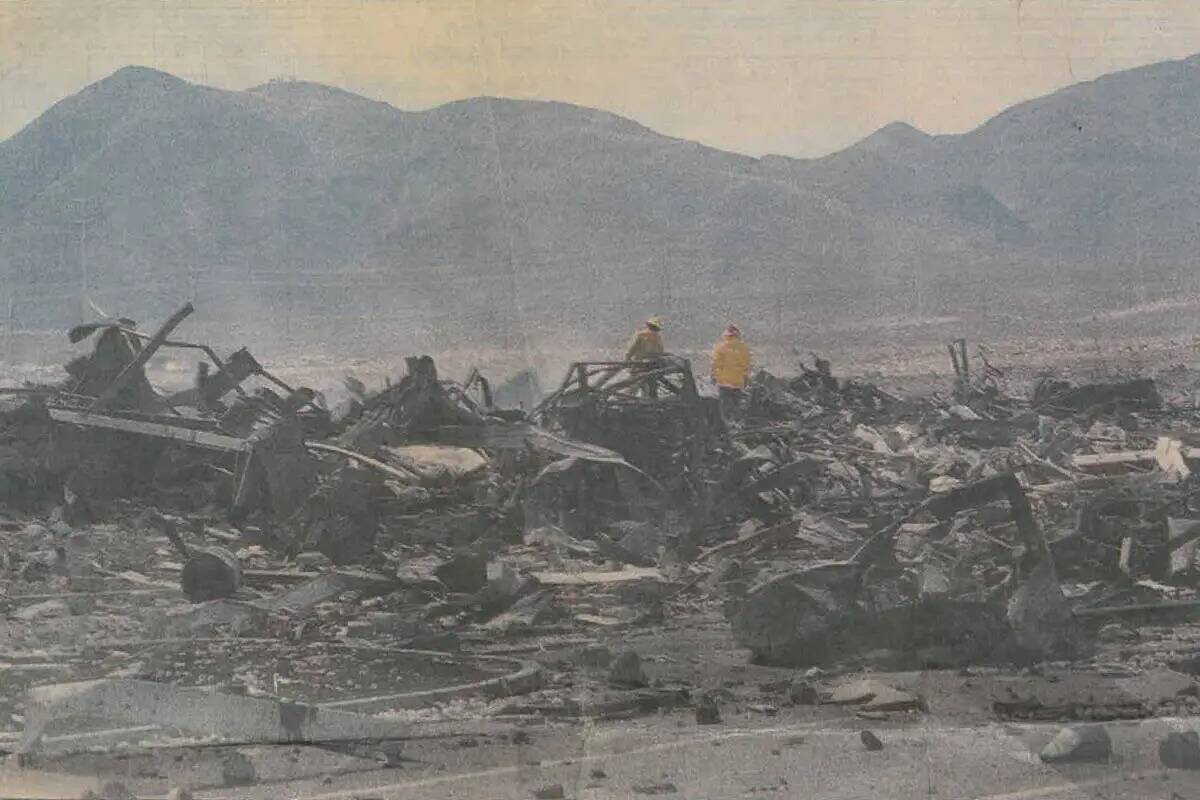 Bomberos caminan entre vigas de acero retorcidas el jueves, 5 de mayo de 1988, en el sitio de P ...