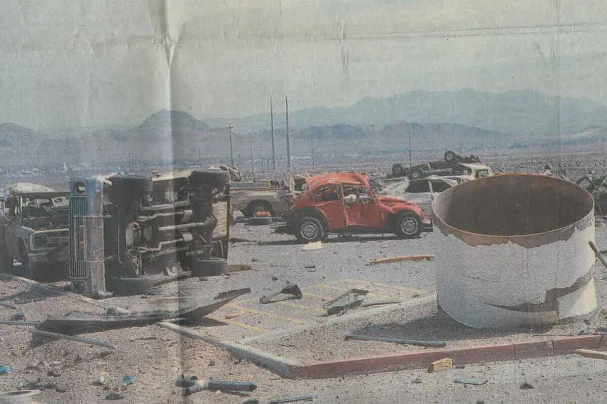 Vehículos volcados en el estacionado del sitio de PEPCON. (Las Vegas Review-Journal)