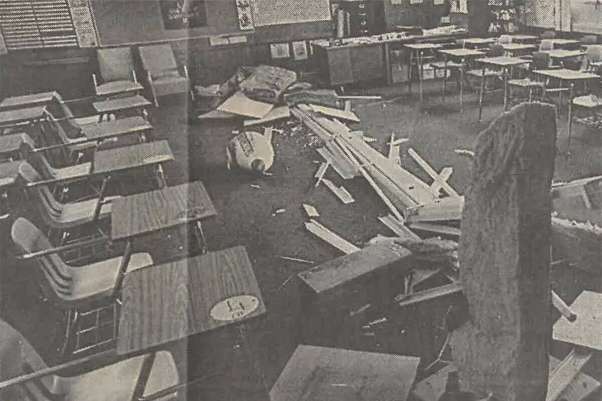 Escombros esparcidos en un salón de clase de Burkholder Junior High en Henderson tras las expl ...