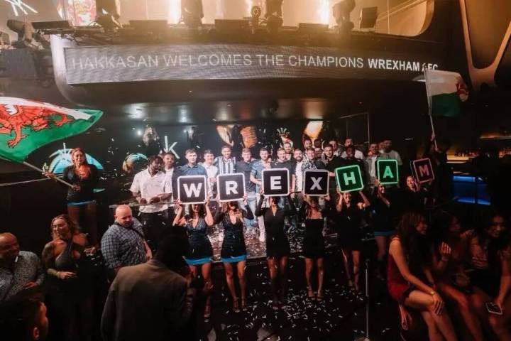 Miembros del equipo de fútbol Wrexham en Hakkasan Nightclub, celebrando su ascenso a la Liga I ...
