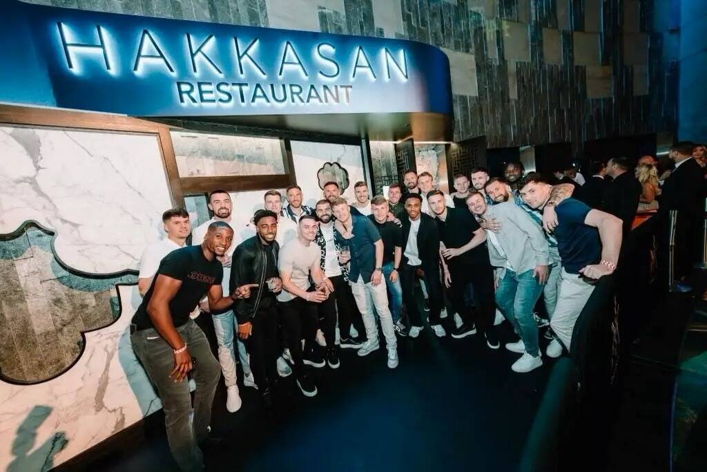 Miembros del equipo de fútbol Wrexham en Hakkasan Nightclub, celebrando su ascenso a la Liga I ...
