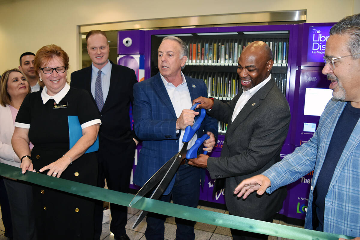 El Distrito de Bibliotecas del Condado Las Vegas-Clark ha colocado un nuevo quiosco de bibliote ...