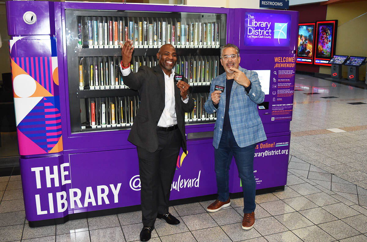 El Distrito de Bibliotecas del Condado Las Vegas-Clark ha colocado un nuevo quiosco de bibliote ...