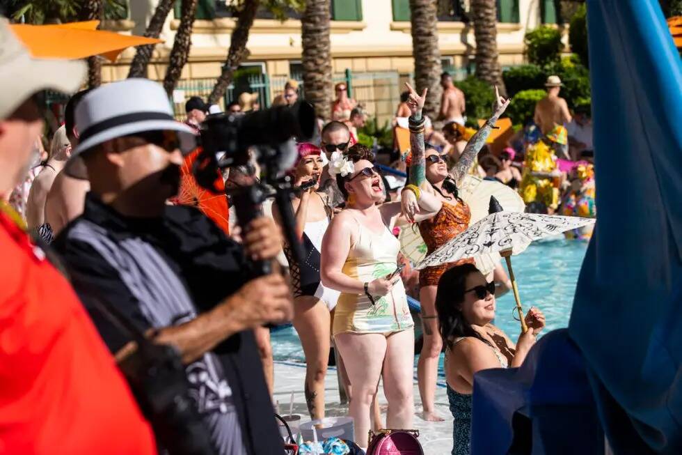 Los asistentes animan durante la competencia en traje de baño femenino en Viva Las Vegas Rocka ...