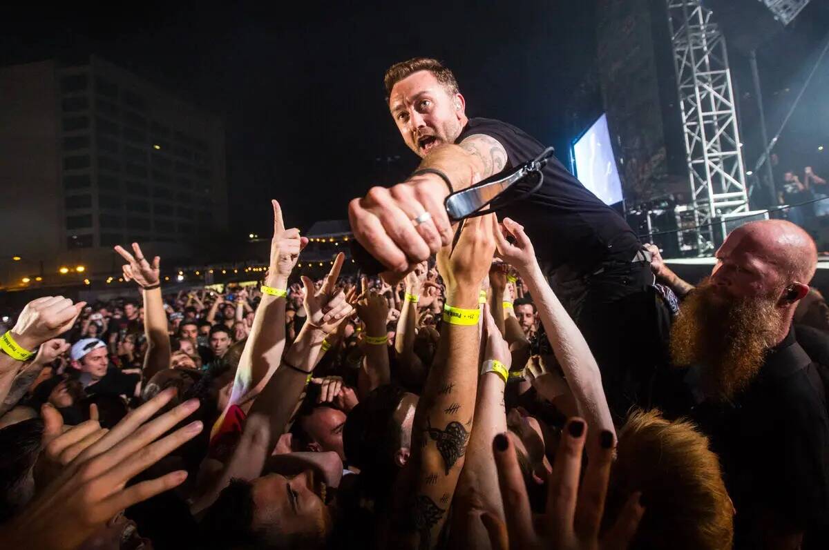 Tim McIlrath de Rise Against se presenta durante el primer día del festival de música Punk Ro ...