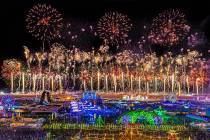 Los fuegos artificiales iluminan el cielo nocturno sobre Electric Daisy Carnival el lunes 23 de ...
