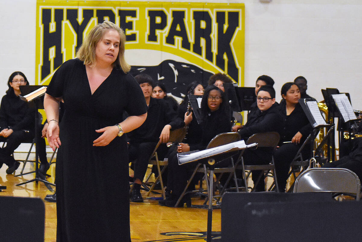 La profesora de música, de la escuela secundaria Hyde Park, Elizabeth Green, dirigió un conci ...