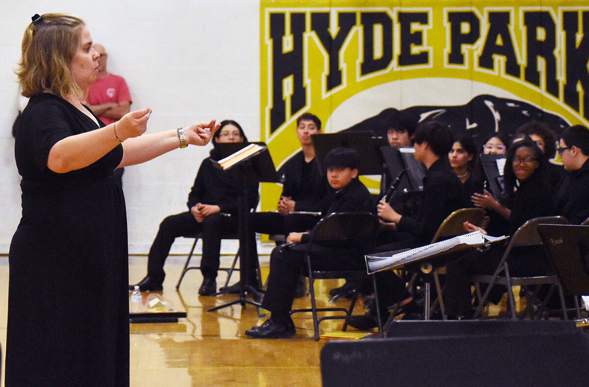 La profesora de música, de la escuela secundaria Hyde Park, Elizabeth Green, dirigió un conci ...