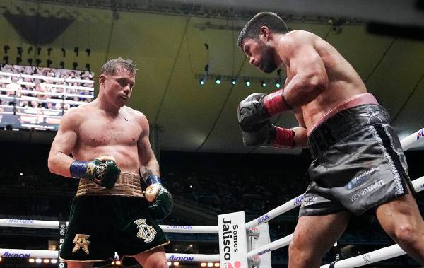 Saúl “Canelo” Álvarez de México, a la izquierda, pelea contra John Ryder de Gran Bretañ ...