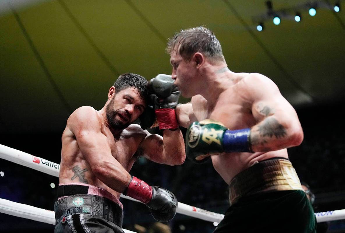 Saúl “Canelo” Álvarez de México, a la derecha, pelea contra John Ryder de Gran Bretaña ...