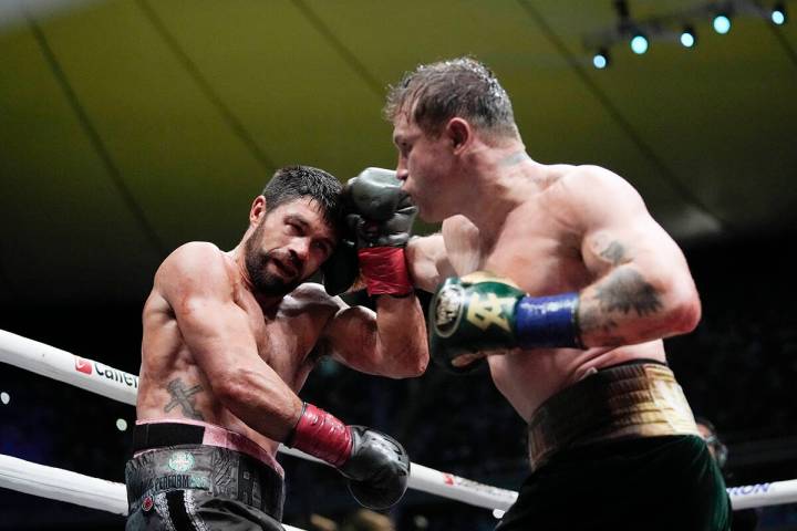 Saúl “Canelo” Álvarez de México, a la derecha, pelea contra John Ryder de Gran Bretaña ...
