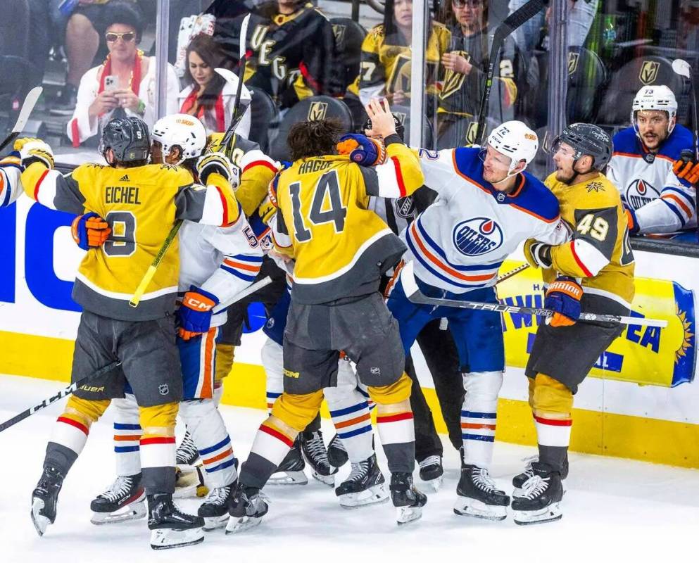 Jugadores de los Golden Knights y de los Edmonton Oilers se pelean durante el tercer periodo de ...