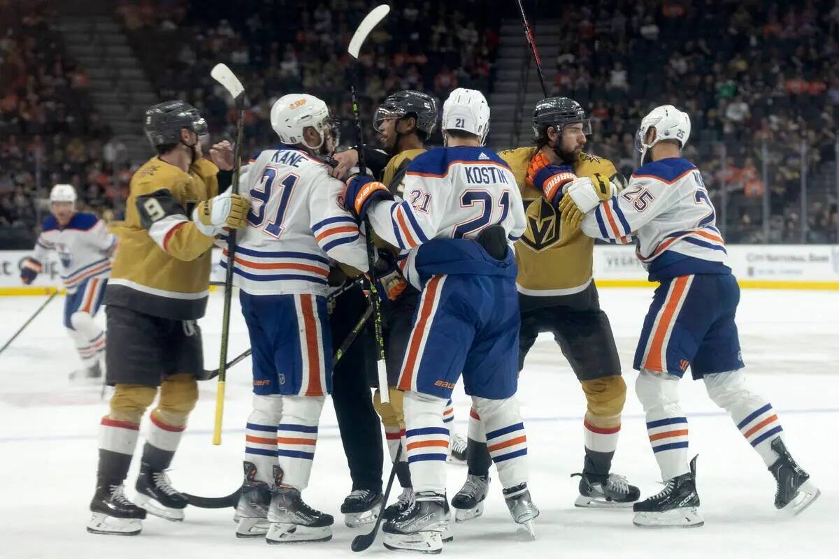 Los Golden Knights luchan con los Edmonton Oilers durante el tercer periodo del segundo partido ...