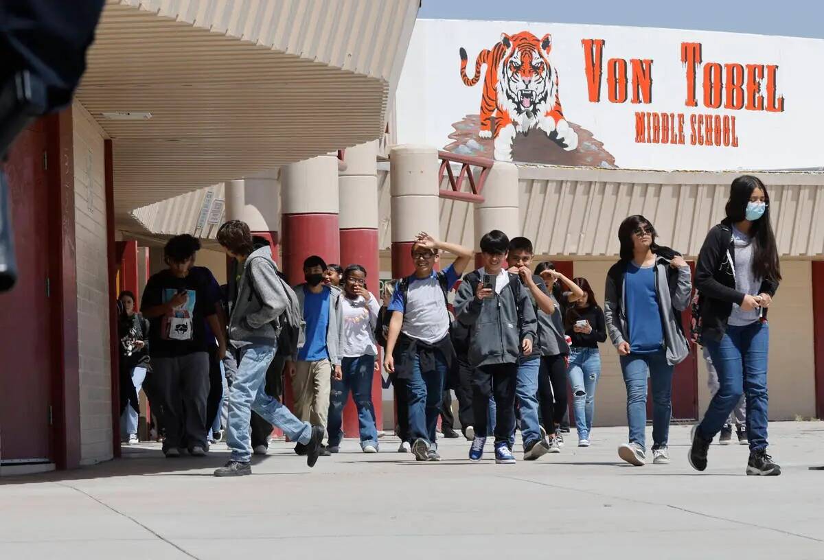 Los estudiantes salen de Ed Von Tobel Middle School, lunes, 8 de mayo 2023, en Las Vegas, despu ...