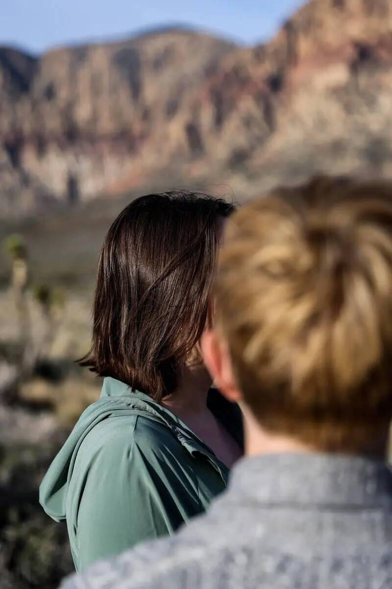 Brittany Bennett, izquierda, y Jennifer Peterson, derecha, en el desierto cerca de Red Rock Can ...