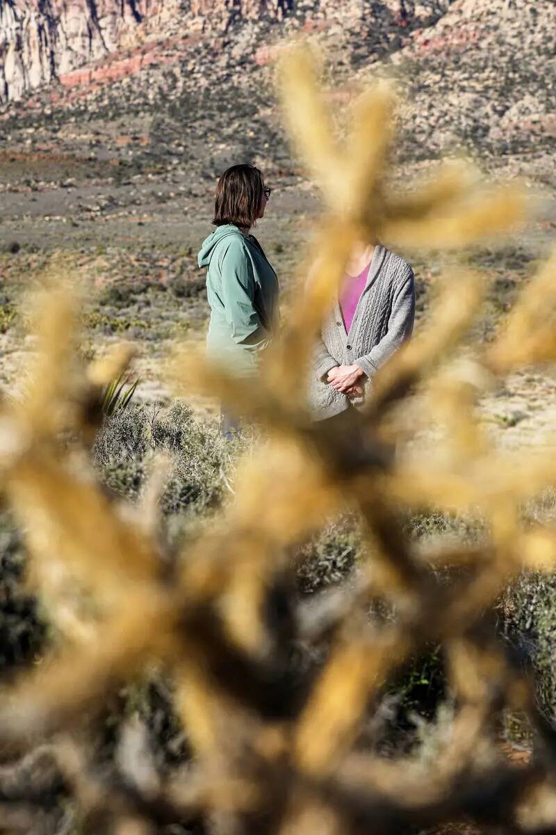 Brittany Bennett, izquierda, y Jennifer Peterson, derecha, en el desierto cerca de Red Rock Can ...