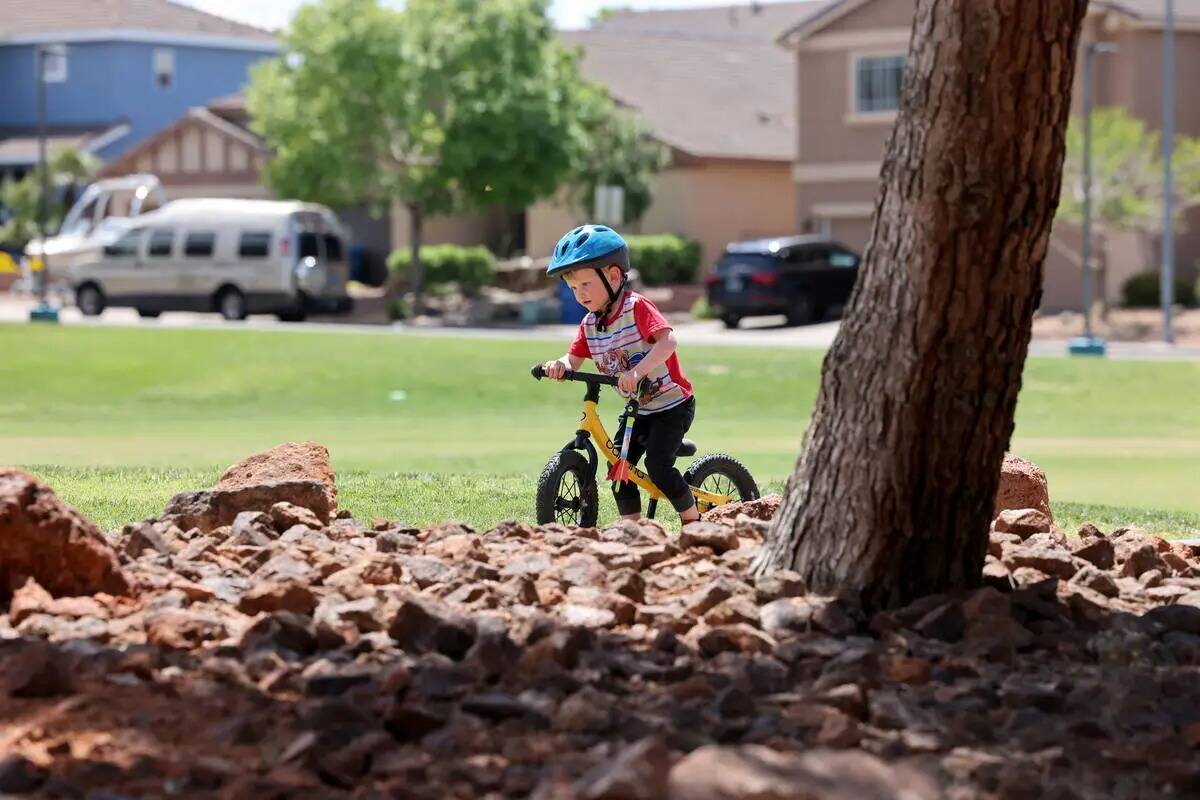 Asher, de tres años, anda en bicicleta en Acacia Park en Henderson Viernes, 5 de mayo de 2023. ...