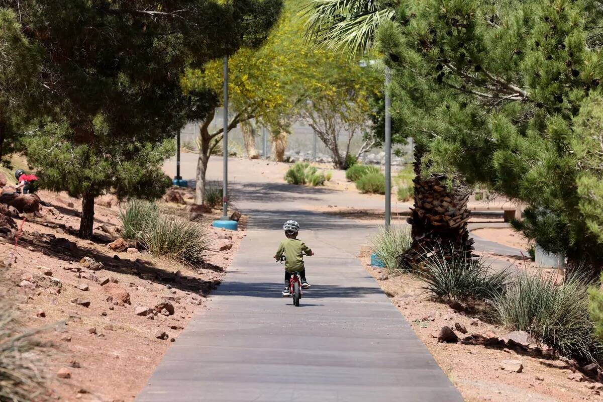 Lucas, de cuatro años, anda en bicicleta en Acacia Park de Henderson el viernes 5 de mayo de 2 ...