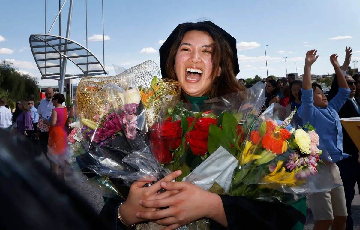 Monica Celine Layson Fortich sonríe para una foto después de la ceremonia de graduación y en ...