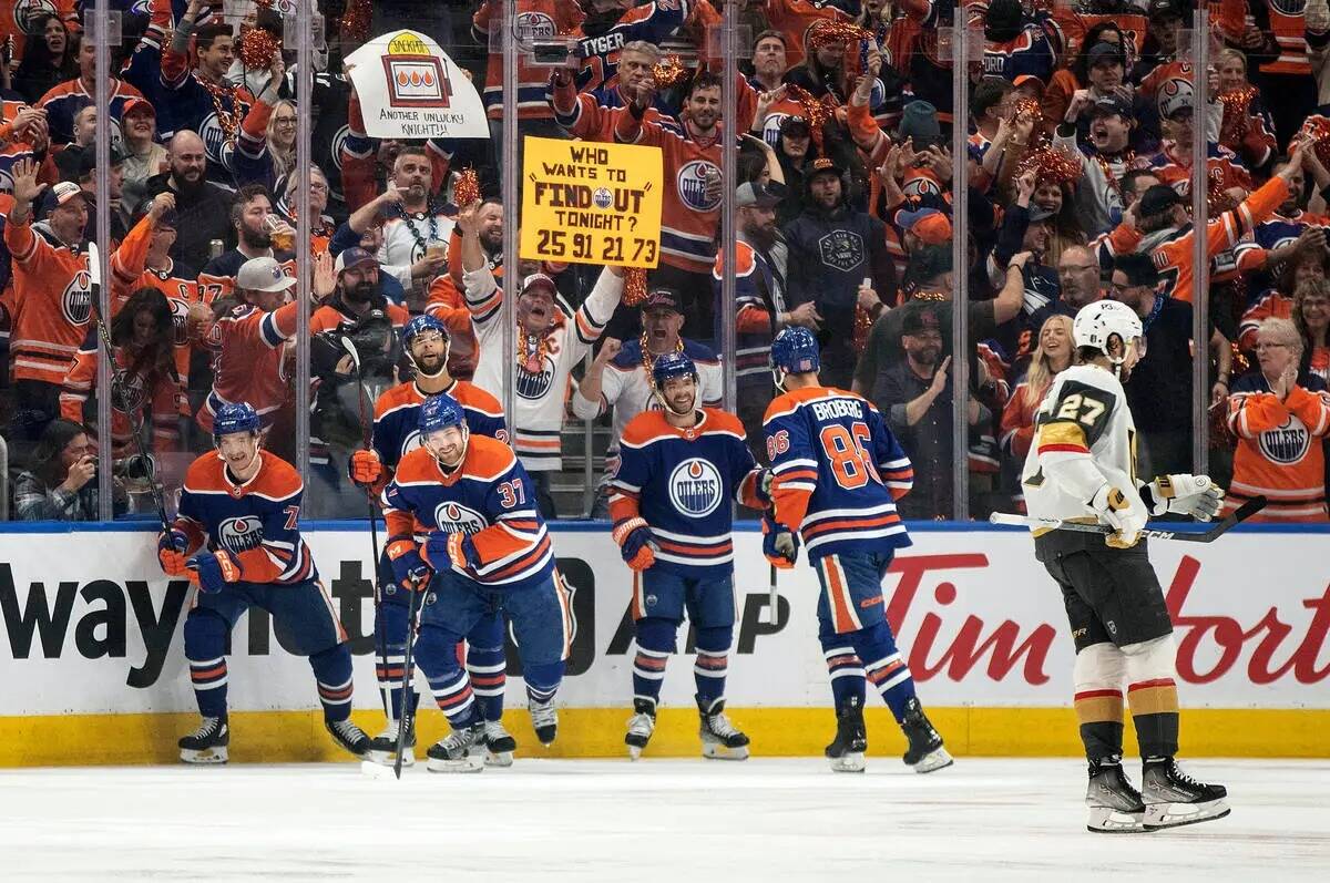 Shea Theodore (27) de Vegas Golden Knights patina mientras los Edmonton Oilers celebran un gol ...