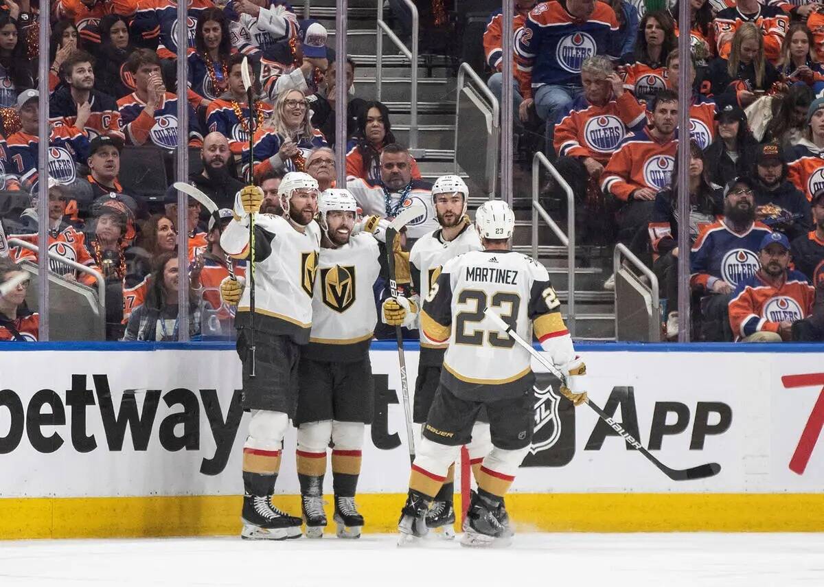 Los Vegas Golden Knights celebran después de un gol contra los Edmonton Oilers durante el segu ...