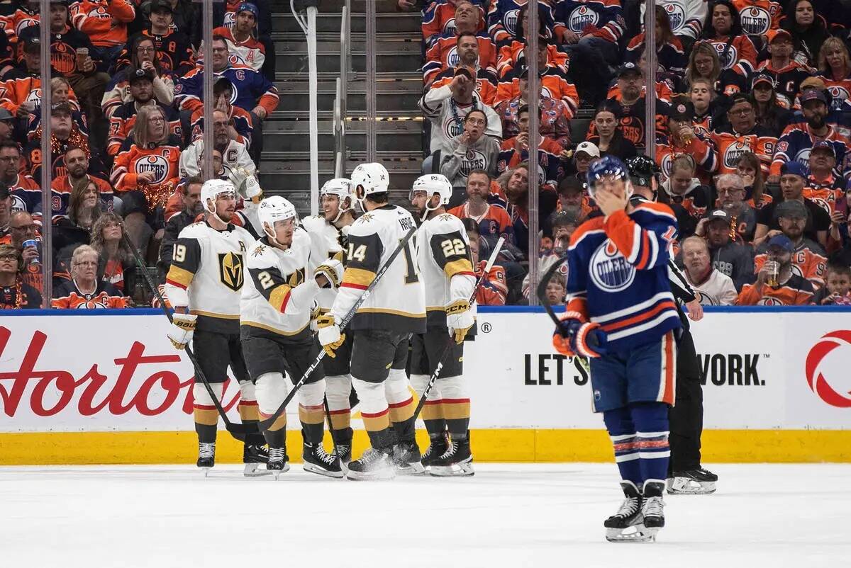 Los Vegas Golden Knights celebran después de un gol contra los Oilers de Edmonton durante el s ...