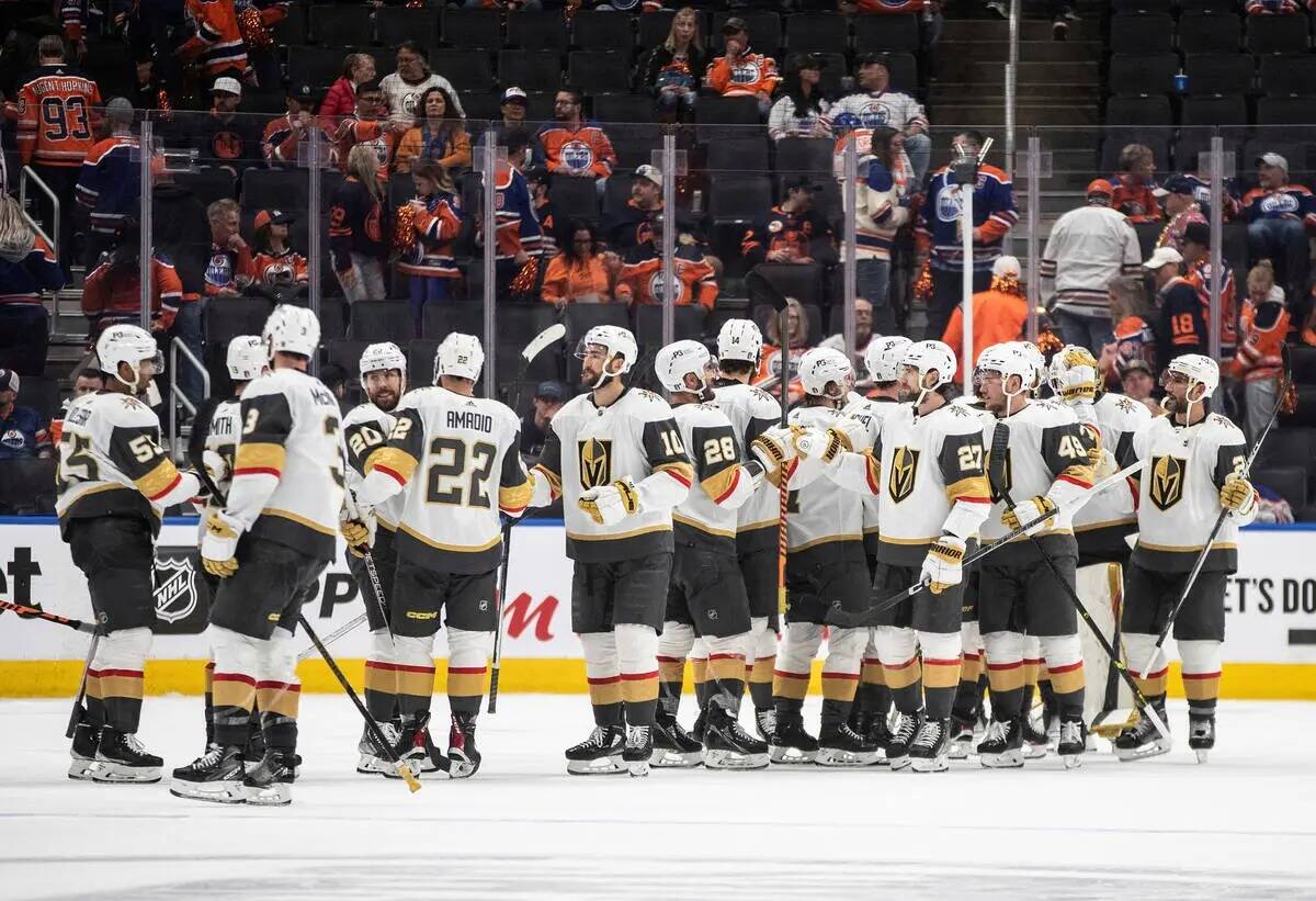 Los Vegas Golden Knights celebran después de su victoria sobre los Oilers de Edmonton en la se ...