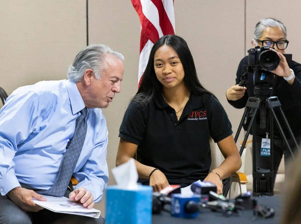 El gobernador Joe Lombardo charla con Kristyn Ramos, a la derecha, una alumna de último año e ...
