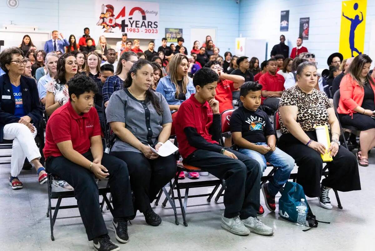 Los estudiantes de Mountain View Christian School y sus padres escuchan mientras el gobernador ...