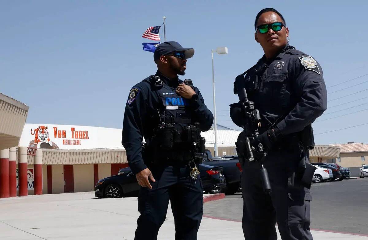 Agentes frente a Ed Von Tobel Middle School, el lunes 8 de mayo de 2023, en Las Vegas, después ...