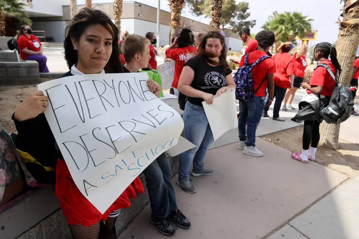 Leilani Rodriguez, de 15 años, estudiante de Eldorado High School, protesta frente a la escuel ...